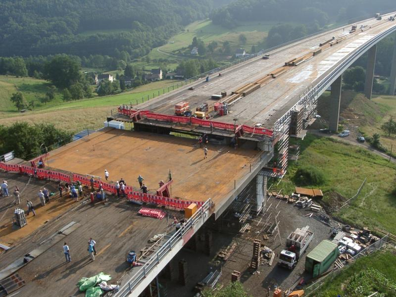 Austausch eines 20m- Brückensegmentes und Sanierung der Fahrbahn